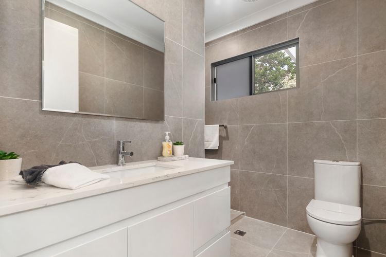Full bathroom 2 image 1