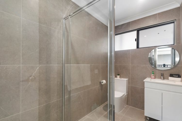 Full bathroom 1 image 2