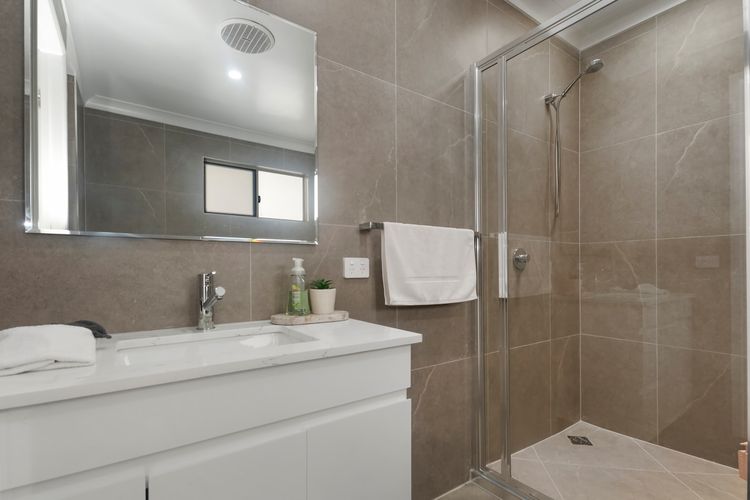 Full bathroom 1 image 1