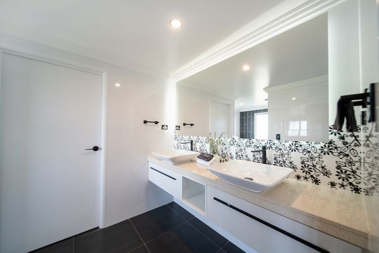 Half bathroom image 1