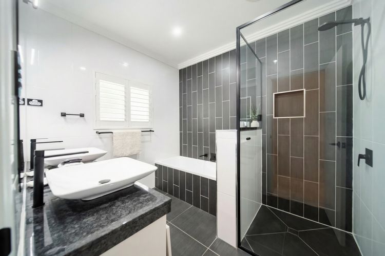 Full bathroom 2 image 1