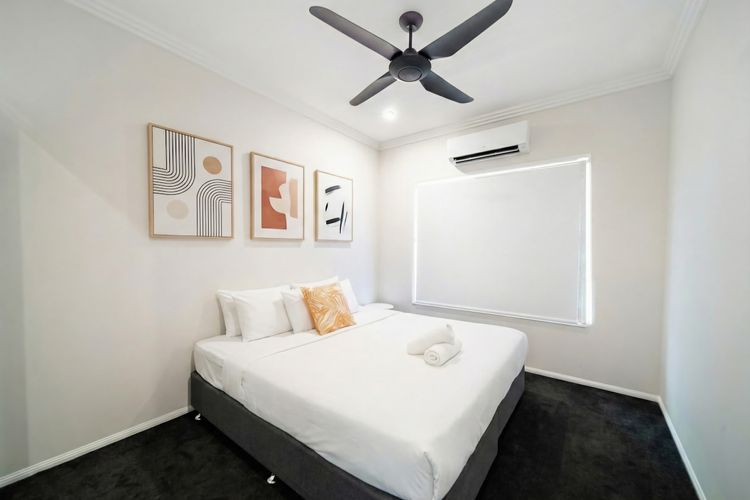 Bedroom 5 image 1