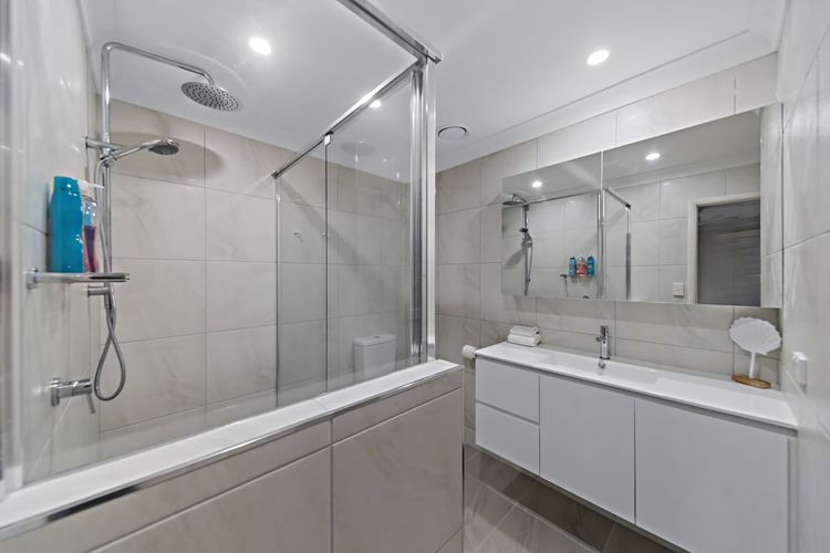 Full bathroom 2 image 1