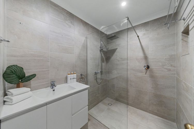 Full bathroom 1 image 1