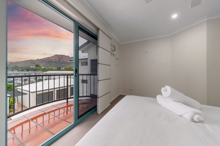 Bedroom 1 image 3