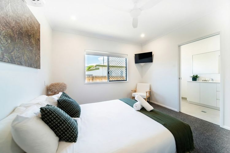 Bedroom 1 image 5