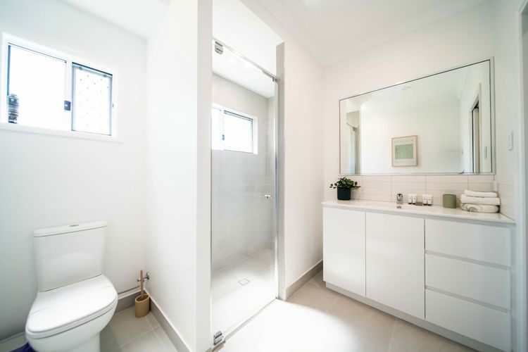 Full bathroom 1 image 1