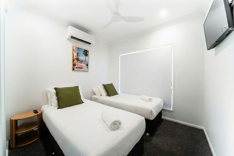 Bedroom 2 image 1