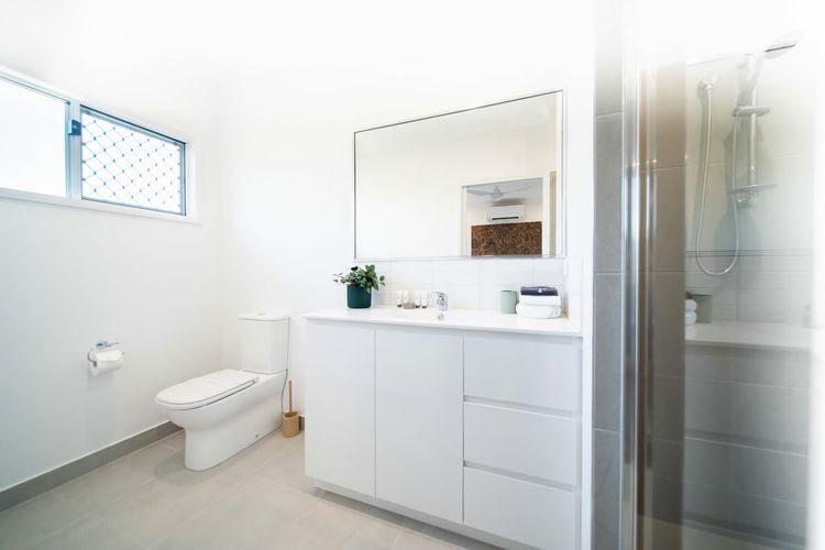 Full bathroom 2 image 1