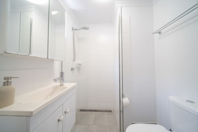 Full bathroom 1 image 1