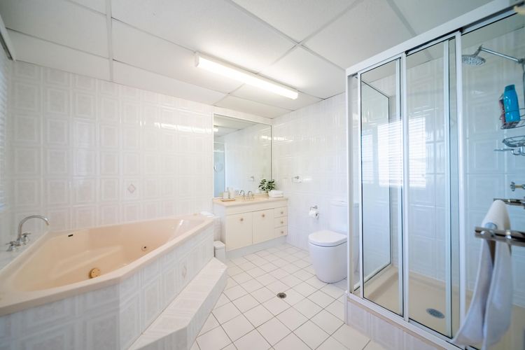 Full bathroom 1 image 1