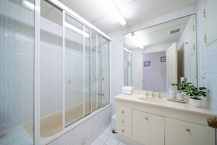 Full bathroom 2 image 1