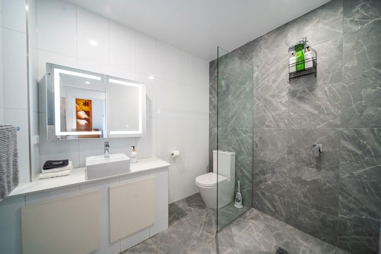 Full bathroom image 1