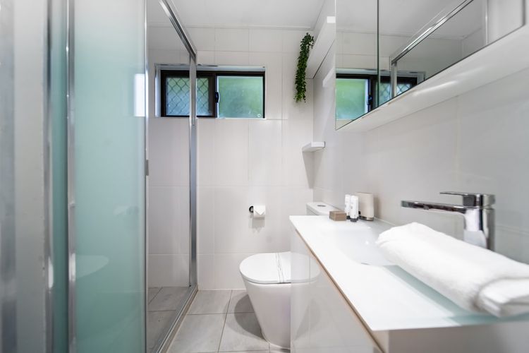 Full bathroom 3 image 1