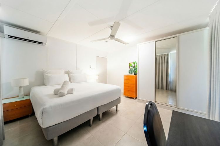 Bedroom 1 image 3