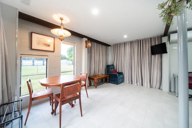 Living room 3 image 2