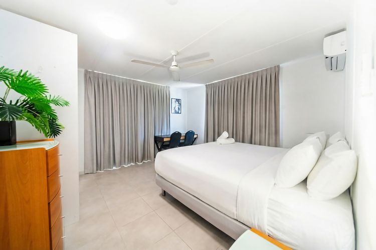 Bedroom 1 image 2