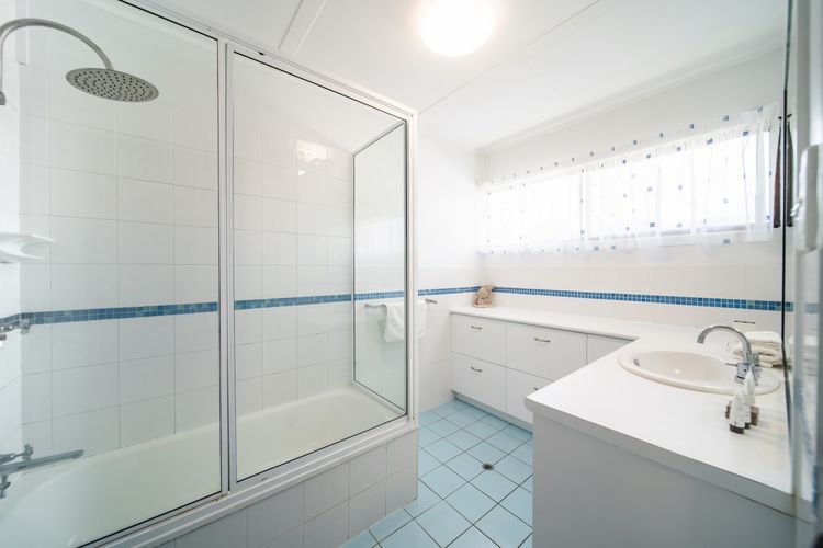 Full bathroom 1 image 1
