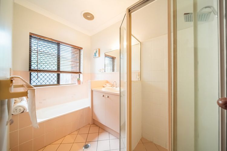 Full bathroom 1 image 1