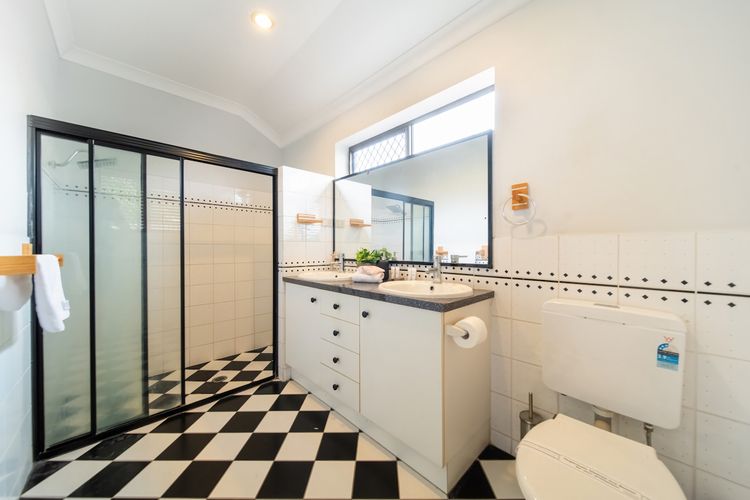 Full bathroom 2 image 1