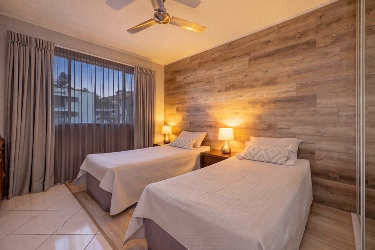 Strand Apartment, Ocean Views & Central Location