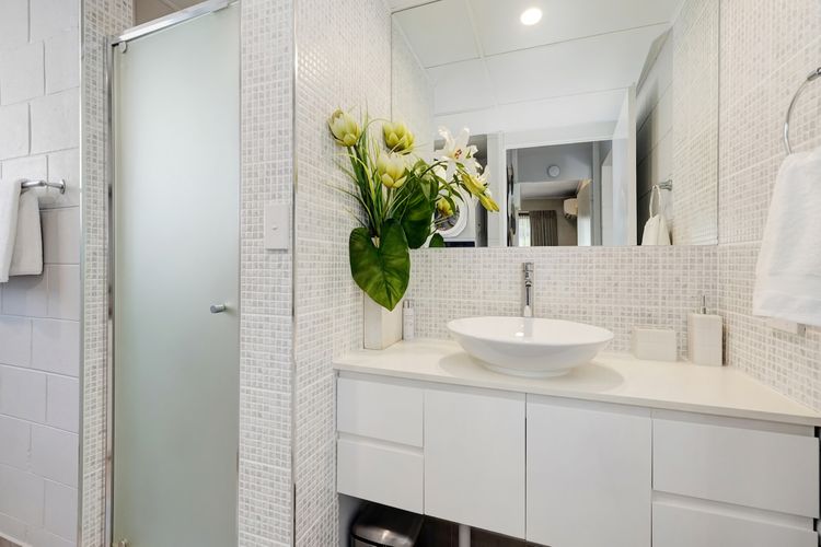 Full bathroom image 2