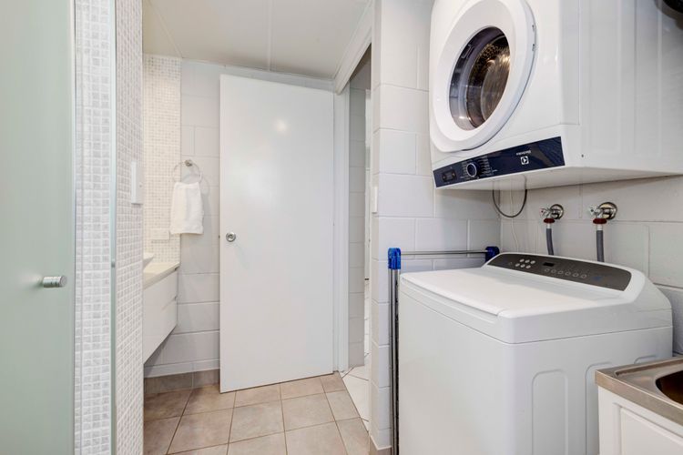 Strand Apartment, Ocean Views & Central Location