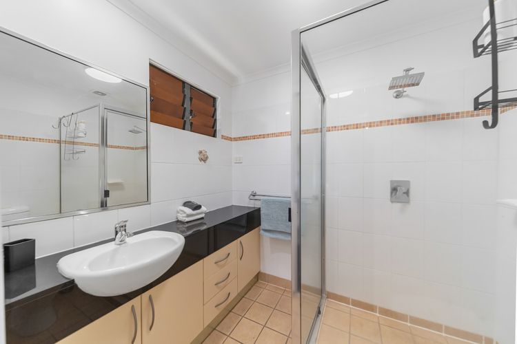 Full bathroom image 1