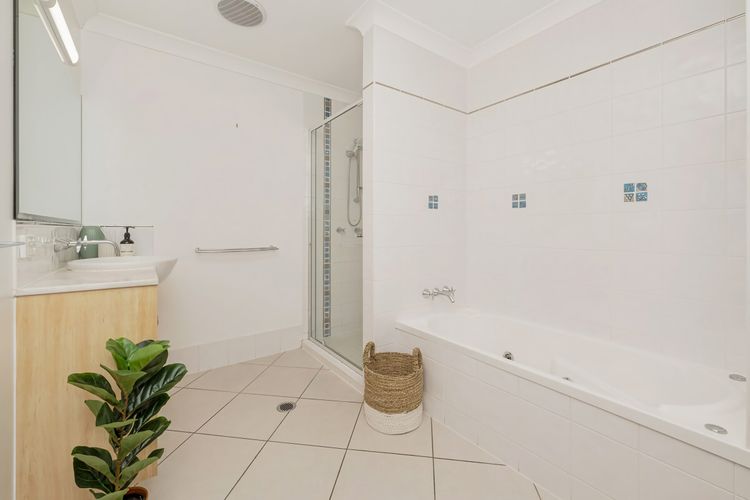 Full bathroom 1 image 1