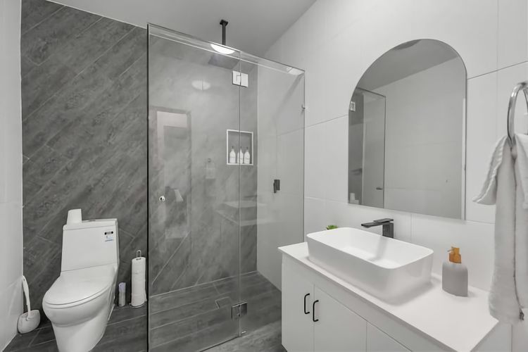 Full bathroom image 1