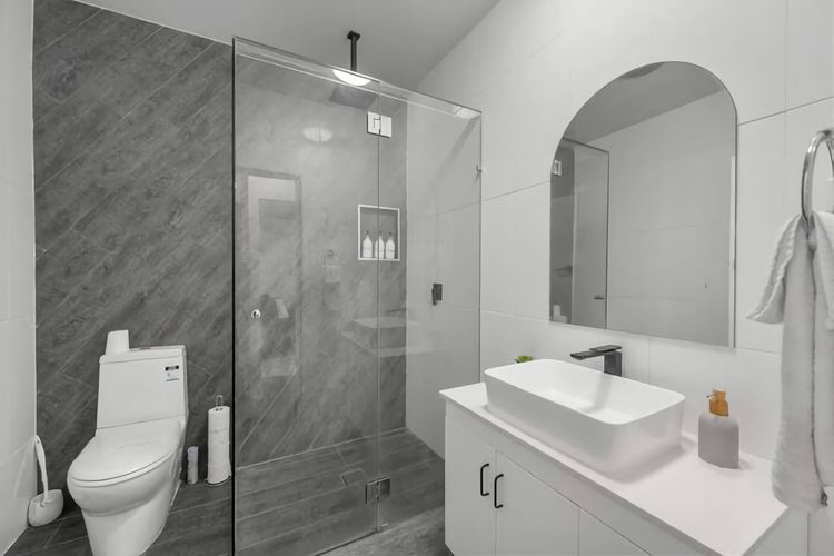 Full bathroom image 2