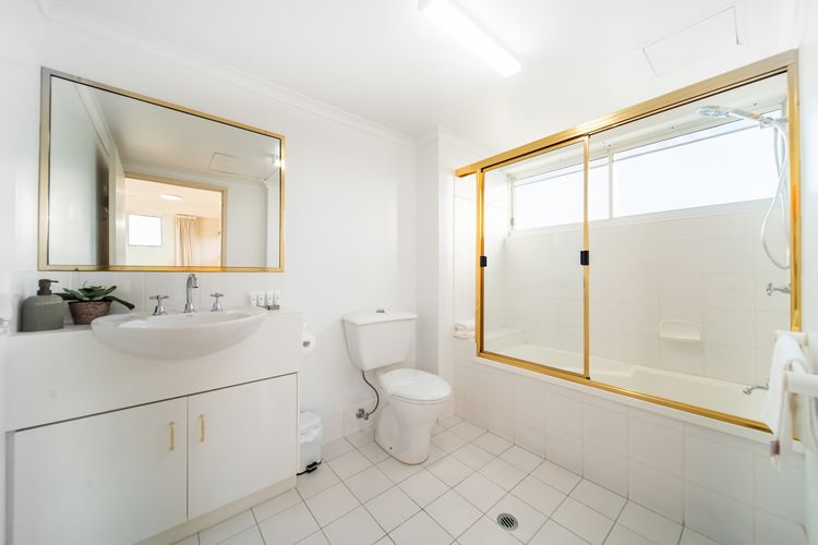 Full bathroom 2 image 1