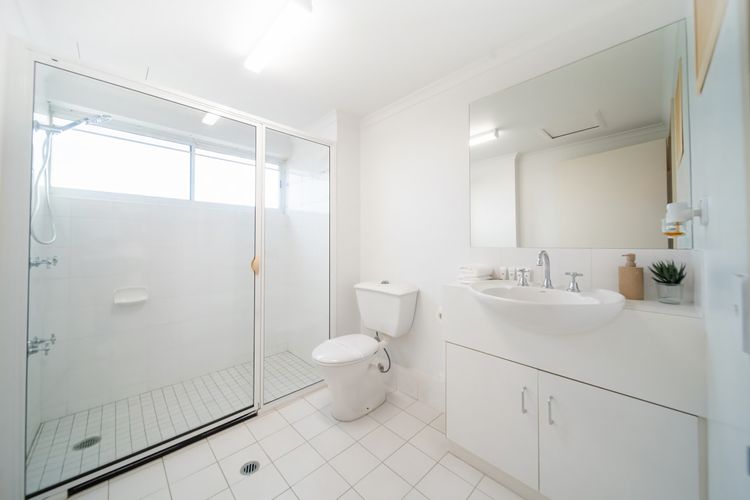 Full bathroom 1 image 1