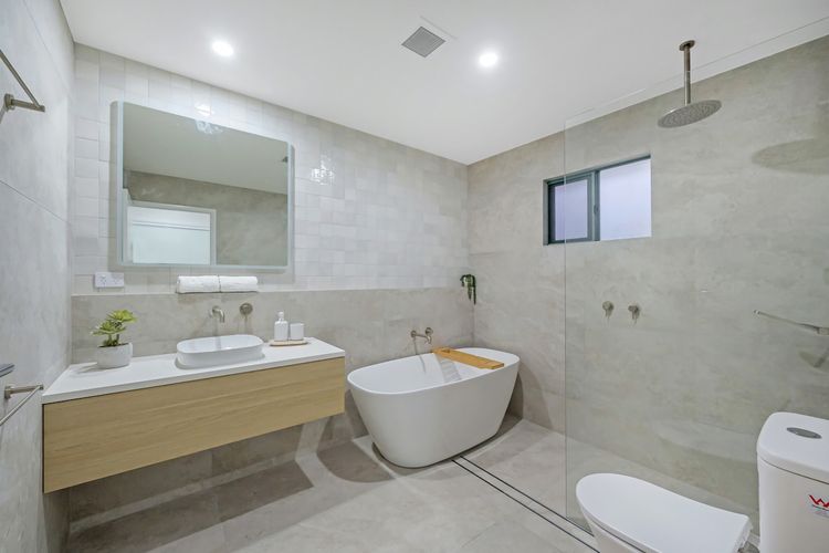 Full bathroom 1 image 2