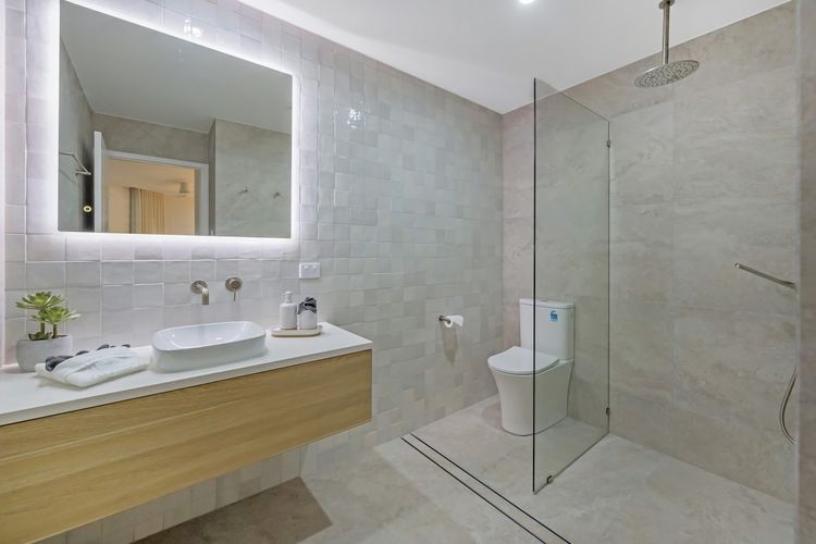 Full bathroom 1 image 1