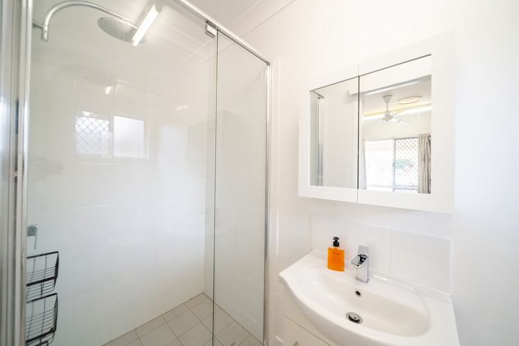 Full bathroom 1 image 1