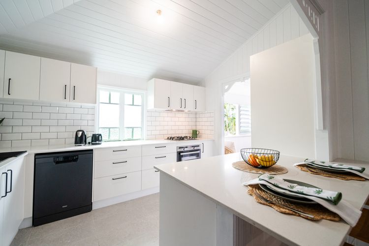Tropical getaway 10 min to city Vacation Home in Hermit Park