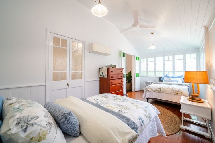 Tropical getaway 10 min to city Vacation Home in Hermit Park
