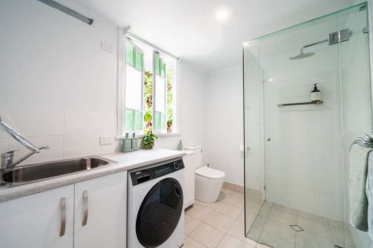 Tropical getaway 10 min to city Vacation Home in Hermit Park