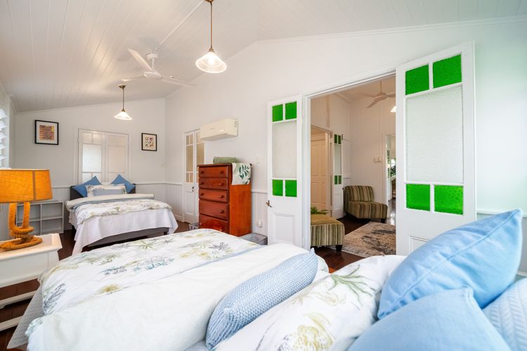 Tropical getaway 10 min to city Vacation Home in Hermit Park