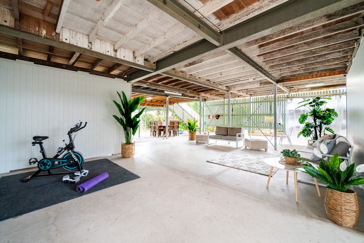 Tropical getaway 10 min to city Vacation Home in Hermit Park