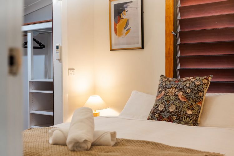 Bedroom 1 image 3