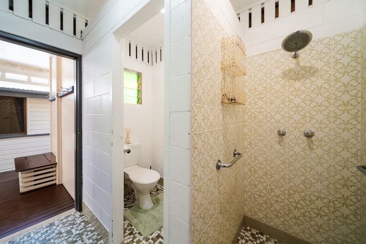 Full bathroom 2 image 1