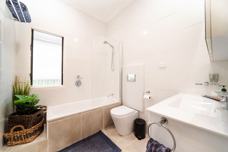 Full bathroom 1 image 2