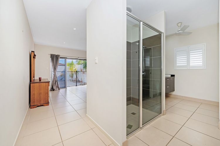 Bedroom 1 image 2