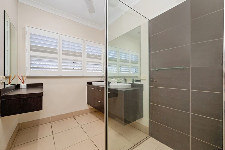 Full bathroom image 1
