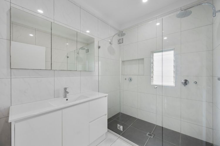 Full bathroom image 1
