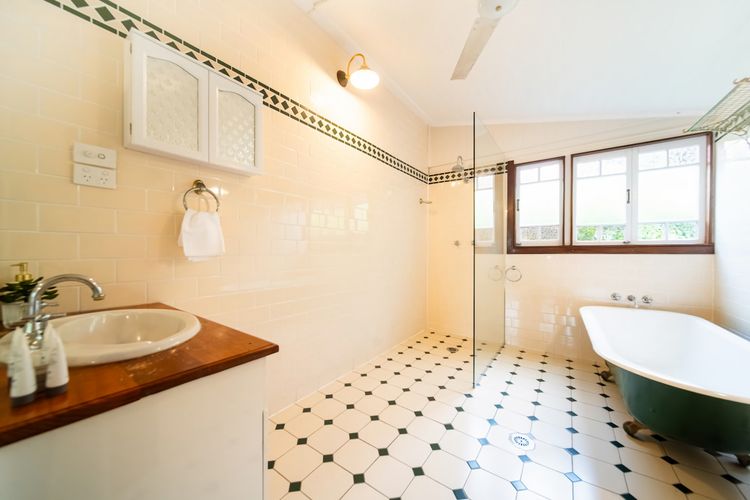 Full bathroom 2 image 1