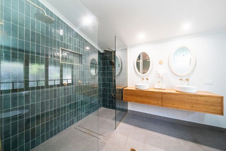 Full bathroom 1 image 3