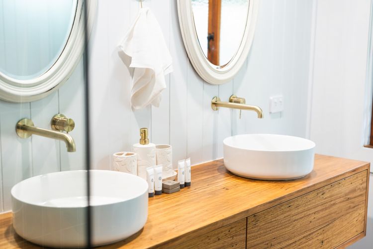 Full bathroom 1 image 2